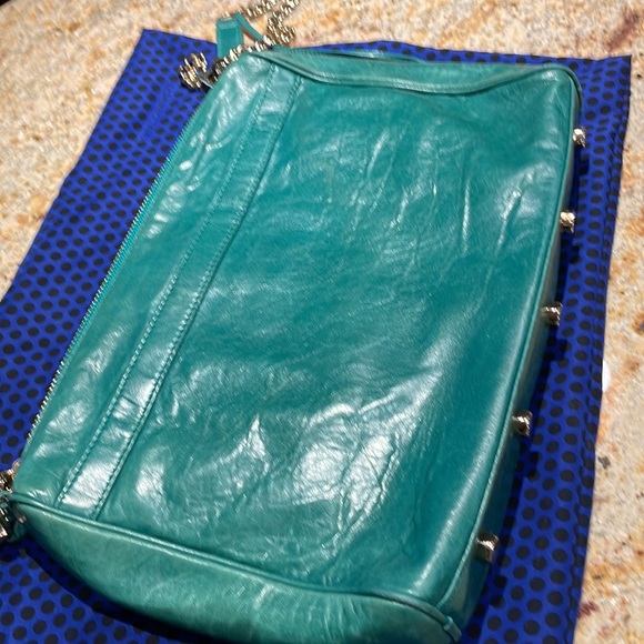 It’s a Crossbody Rebecca Minkoff bag - Picture 4 of 4